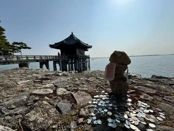 満月寺(浮御堂)の{uncategorized: "未分類", other: "その他", undefined: "問題あり", building: "その他建物", grave: "お墓", sacred_gate: "鳥居", guardian: "狛犬", statue: "像", buddha: "仏像", history: "歴史", nature: "自然", garden: "庭園", animal: "動物", pagoda: "塔", temizu: "手水舎", mountain_gate: "山門・神門", sanctuary: "本殿・本堂", subordinate: "末社・摂社", art: "芸術", scenery: "景色", jizo: "地蔵", ema: "絵馬", goshuin: "御朱印", omikuji: "おみくじ", items: "授与品その他", amulet: "お守り", goshuincho: "御朱印帳", eats: "食事", festival: "お祭り", votive_dance: "神楽", shichigosan: "七五三参", wedding: "結婚式", experience: "体験その他", initially: "初詣", around: "周辺", anti_infection: "感染症対策"}