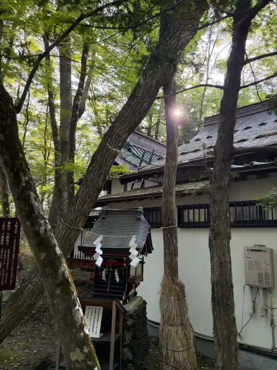 新屋山神社の{uncategorized: "未分類", other: "その他", undefined: "問題あり", building: "その他建物", grave: "お墓", sacred_gate: "鳥居", guardian: "狛犬", statue: "像", buddha: "仏像", history: "歴史", nature: "自然", garden: "庭園", animal: "動物", pagoda: "塔", temizu: "手水舎", mountain_gate: "山門・神門", sanctuary: "本殿・本堂", subordinate: "末社・摂社", art: "芸術", scenery: "景色", jizo: "地蔵", ema: "絵馬", goshuin: "御朱印", omikuji: "おみくじ", items: "授与品その他", amulet: "お守り", goshuincho: "御朱印帳", eats: "食事", festival: "お祭り", votive_dance: "神楽", shichigosan: "七五三参", wedding: "結婚式", experience: "体験その他", initially: "初詣", around: "周辺", anti_infection: "感染症対策"}