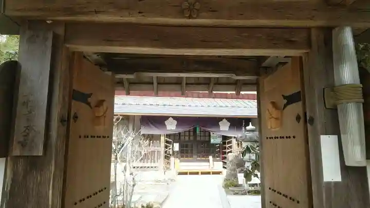 谷性寺の山門・神門