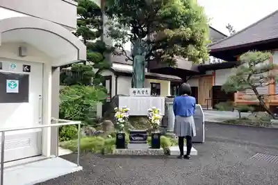 秀林寺の像