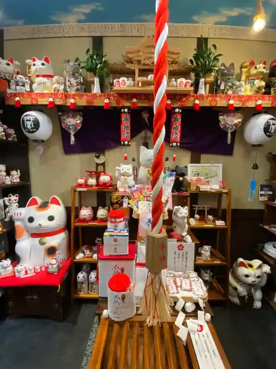 長崎尾曲がり猫神社の{uncategorized: "未分類", other: "その他", undefined: "問題あり", building: "その他建物", grave: "お墓", sacred_gate: "鳥居", guardian: "狛犬", statue: "像", buddha: "仏像", history: "歴史", nature: "自然", garden: "庭園", animal: "動物", pagoda: "塔", temizu: "手水舎", mountain_gate: "山門・神門", sanctuary: "本殿・本堂", subordinate: "末社・摂社", art: "芸術", scenery: "景色", jizo: "地蔵", ema: "絵馬", goshuin: "御朱印", omikuji: "おみくじ", items: "授与品その他", amulet: "お守り", goshuincho: "御朱印帳", eats: "食事", festival: "お祭り", votive_dance: "神楽", shichigosan: "七五三参", wedding: "結婚式", experience: "体験その他", initially: "初詣", around: "周辺", anti_infection: "感染症対策"}