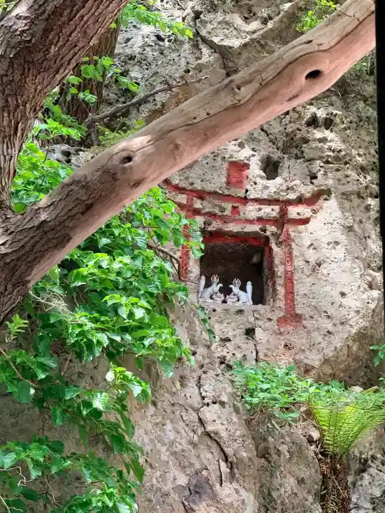 正一位石倉稲荷神社の{uncategorized: "未分類", other: "その他", undefined: "問題あり", building: "その他建物", grave: "お墓", sacred_gate: "鳥居", guardian: "狛犬", statue: "像", buddha: "仏像", history: "歴史", nature: "自然", garden: "庭園", animal: "動物", pagoda: "塔", temizu: "手水舎", mountain_gate: "山門・神門", sanctuary: "本殿・本堂", subordinate: "末社・摂社", art: "芸術", scenery: "景色", jizo: "地蔵", ema: "絵馬", goshuin: "御朱印", omikuji: "おみくじ", items: "授与品その他", amulet: "お守り", goshuincho: "御朱印帳", eats: "食事", festival: "お祭り", votive_dance: "神楽", shichigosan: "七五三参", wedding: "結婚式", experience: "体験その他", initially: "初詣", around: "周辺", anti_infection: "感染症対策"}