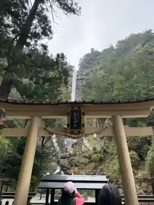 飛瀧神社（熊野那智大社別宮）の{uncategorized: "未分類", other: "その他", undefined: "問題あり", building: "その他建物", grave: "お墓", sacred_gate: "鳥居", guardian: "狛犬", statue: "像", buddha: "仏像", history: "歴史", nature: "自然", garden: "庭園", animal: "動物", pagoda: "塔", temizu: "手水舎", mountain_gate: "山門・神門", sanctuary: "本殿・本堂", subordinate: "末社・摂社", art: "芸術", scenery: "景色", jizo: "地蔵", ema: "絵馬", goshuin: "御朱印", omikuji: "おみくじ", items: "授与品その他", amulet: "お守り", goshuincho: "御朱印帳", eats: "食事", festival: "お祭り", votive_dance: "神楽", shichigosan: "七五三参", wedding: "結婚式", experience: "体験その他", initially: "初詣", around: "周辺", anti_infection: "感染症対策"}