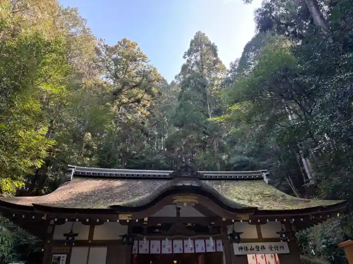 狭井坐大神荒魂神社(狭井神社)の{uncategorized: "未分類", other: "その他", undefined: "問題あり", building: "その他建物", grave: "お墓", sacred_gate: "鳥居", guardian: "狛犬", statue: "像", buddha: "仏像", history: "歴史", nature: "自然", garden: "庭園", animal: "動物", pagoda: "塔", temizu: "手水舎", mountain_gate: "山門・神門", sanctuary: "本殿・本堂", subordinate: "末社・摂社", art: "芸術", scenery: "景色", jizo: "地蔵", ema: "絵馬", goshuin: "御朱印", omikuji: "おみくじ", items: "授与品その他", amulet: "お守り", goshuincho: "御朱印帳", eats: "食事", festival: "お祭り", votive_dance: "神楽", shichigosan: "七五三参", wedding: "結婚式", experience: "体験その他", initially: "初詣", around: "周辺", anti_infection: "感染症対策"}