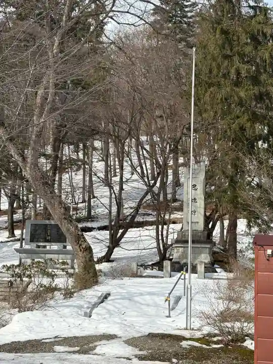 新得神社の{uncategorized: "未分類", other: "その他", undefined: "問題あり", building: "その他建物", grave: "お墓", sacred_gate: "鳥居", guardian: "狛犬", statue: "像", buddha: "仏像", history: "歴史", nature: "自然", garden: "庭園", animal: "動物", pagoda: "塔", temizu: "手水舎", mountain_gate: "山門・神門", sanctuary: "本殿・本堂", subordinate: "末社・摂社", art: "芸術", scenery: "景色", jizo: "地蔵", ema: "絵馬", goshuin: "御朱印", omikuji: "おみくじ", items: "授与品その他", amulet: "お守り", goshuincho: "御朱印帳", eats: "食事", festival: "お祭り", votive_dance: "神楽", shichigosan: "七五三参", wedding: "結婚式", experience: "体験その他", initially: "初詣", around: "周辺", anti_infection: "感染症対策"}