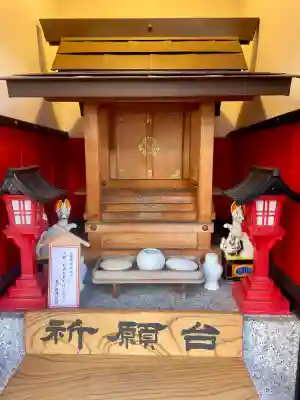 勝運稲荷の{uncategorized: "未分類", other: "その他", undefined: "問題あり", building: "その他建物", grave: "お墓", sacred_gate: "鳥居", guardian: "狛犬", statue: "像", buddha: "仏像", history: "歴史", nature: "自然", garden: "庭園", animal: "動物", pagoda: "塔", temizu: "手水舎", mountain_gate: "山門・神門", sanctuary: "本殿・本堂", subordinate: "末社・摂社", art: "芸術", scenery: "景色", jizo: "地蔵", ema: "絵馬", goshuin: "御朱印", omikuji: "おみくじ", items: "授与品その他", amulet: "お守り", goshuincho: "御朱印帳", eats: "食事", festival: "お祭り", votive_dance: "神楽", shichigosan: "七五三参", wedding: "結婚式", experience: "体験その他", initially: "初詣", around: "周辺", anti_infection: "感染症対策"}