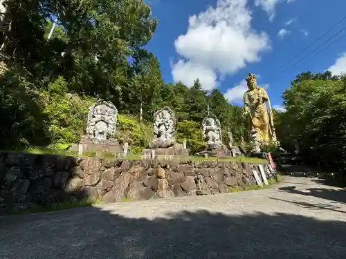 七宝寺の{uncategorized: "未分類", other: "その他", undefined: "問題あり", building: "その他建物", grave: "お墓", sacred_gate: "鳥居", guardian: "狛犬", statue: "像", buddha: "仏像", history: "歴史", nature: "自然", garden: "庭園", animal: "動物", pagoda: "塔", temizu: "手水舎", mountain_gate: "山門・神門", sanctuary: "本殿・本堂", subordinate: "末社・摂社", art: "芸術", scenery: "景色", jizo: "地蔵", ema: "絵馬", goshuin: "御朱印", omikuji: "おみくじ", items: "授与品その他", amulet: "お守り", goshuincho: "御朱印帳", eats: "食事", festival: "お祭り", votive_dance: "神楽", shichigosan: "七五三参", wedding: "結婚式", experience: "体験その他", initially: "初詣", around: "周辺", anti_infection: "感染症対策"}