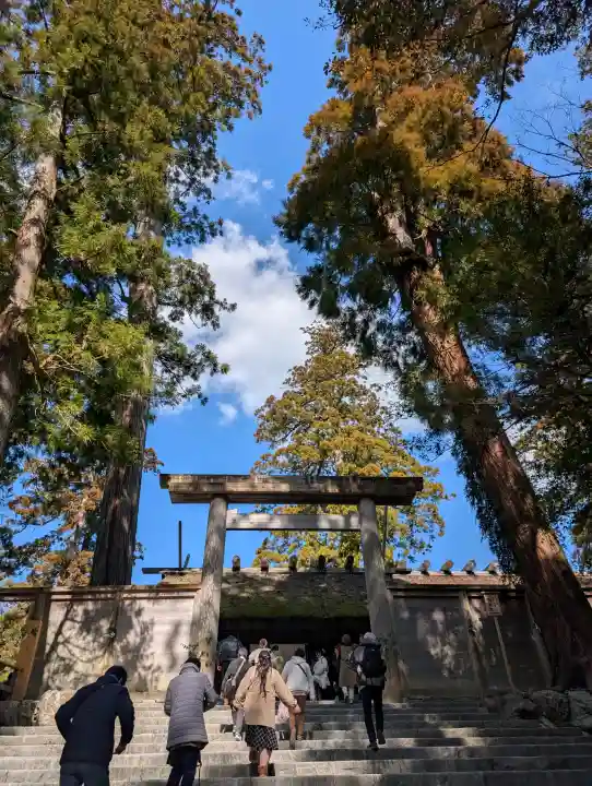 伊勢神宮内宮(皇大神宮)の{uncategorized: "未分類", other: "その他", undefined: "問題あり", building: "その他建物", grave: "お墓", sacred_gate: "鳥居", guardian: "狛犬", statue: "像", buddha: "仏像", history: "歴史", nature: "自然", garden: "庭園", animal: "動物", pagoda: "塔", temizu: "手水舎", mountain_gate: "山門・神門", sanctuary: "本殿・本堂", subordinate: "末社・摂社", art: "芸術", scenery: "景色", jizo: "地蔵", ema: "絵馬", goshuin: "御朱印", omikuji: "おみくじ", items: "授与品その他", amulet: "お守り", goshuincho: "御朱印帳", eats: "食事", festival: "お祭り", votive_dance: "神楽", shichigosan: "七五三参", wedding: "結婚式", experience: "体験その他", initially: "初詣", around: "周辺", anti_infection: "感染症対策"}