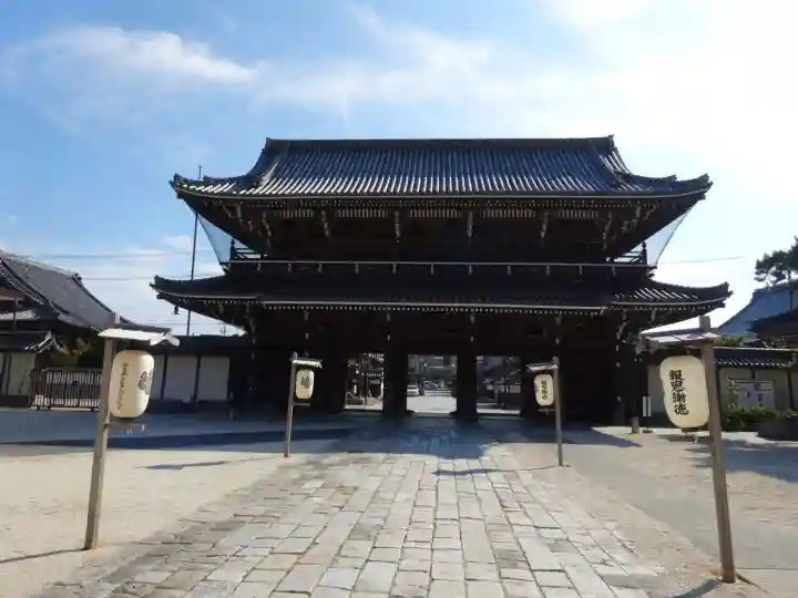 本山専修寺の山門・神門