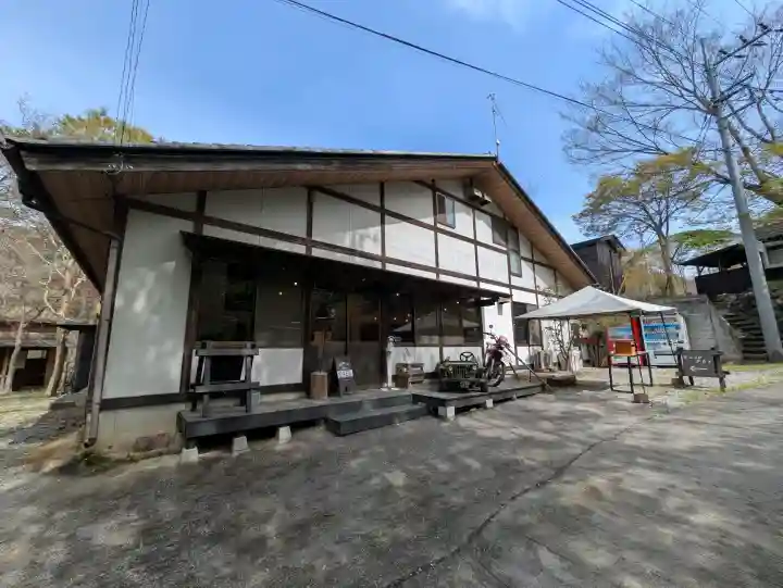 三峯神社の{uncategorized: "未分類", other: "その他", undefined: "問題あり", building: "その他建物", grave: "お墓", sacred_gate: "鳥居", guardian: "狛犬", statue: "像", buddha: "仏像", history: "歴史", nature: "自然", garden: "庭園", animal: "動物", pagoda: "塔", temizu: "手水舎", mountain_gate: "山門・神門", sanctuary: "本殿・本堂", subordinate: "末社・摂社", art: "芸術", scenery: "景色", jizo: "地蔵", ema: "絵馬", goshuin: "御朱印", omikuji: "おみくじ", items: "授与品その他", amulet: "お守り", goshuincho: "御朱印帳", eats: "食事", festival: "お祭り", votive_dance: "神楽", shichigosan: "七五三参", wedding: "結婚式", experience: "体験その他", initially: "初詣", around: "周辺", anti_infection: "感染症対策"}