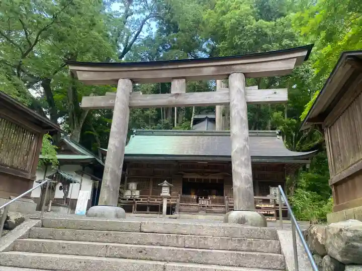 丹生川上神社(下社)の{uncategorized: "未分類", other: "その他", undefined: "問題あり", building: "その他建物", grave: "お墓", sacred_gate: "鳥居", guardian: "狛犬", statue: "像", buddha: "仏像", history: "歴史", nature: "自然", garden: "庭園", animal: "動物", pagoda: "塔", temizu: "手水舎", mountain_gate: "山門・神門", sanctuary: "本殿・本堂", subordinate: "末社・摂社", art: "芸術", scenery: "景色", jizo: "地蔵", ema: "絵馬", goshuin: "御朱印", omikuji: "おみくじ", items: "授与品その他", amulet: "お守り", goshuincho: "御朱印帳", eats: "食事", festival: "お祭り", votive_dance: "神楽", shichigosan: "七五三参", wedding: "結婚式", experience: "体験その他", initially: "初詣", around: "周辺", anti_infection: "感染症対策"}