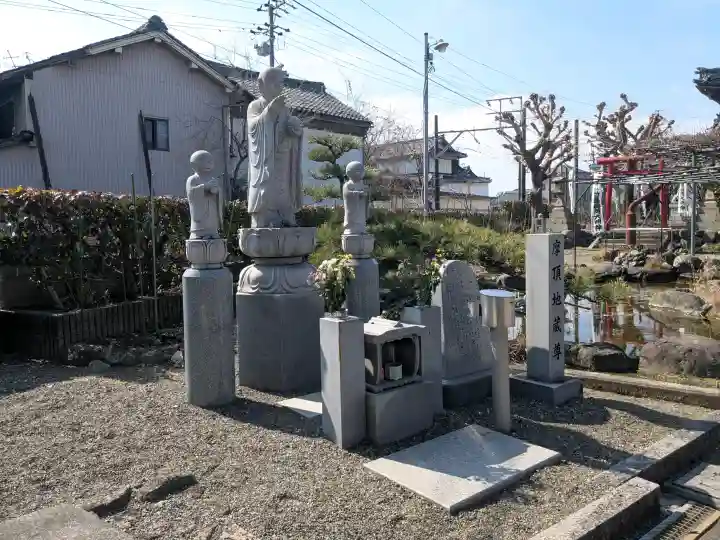 本覚寺の{uncategorized: "未分類", other: "その他", undefined: "問題あり", building: "その他建物", grave: "お墓", sacred_gate: "鳥居", guardian: "狛犬", statue: "像", buddha: "仏像", history: "歴史", nature: "自然", garden: "庭園", animal: "動物", pagoda: "塔", temizu: "手水舎", mountain_gate: "山門・神門", sanctuary: "本殿・本堂", subordinate: "末社・摂社", art: "芸術", scenery: "景色", jizo: "地蔵", ema: "絵馬", goshuin: "御朱印", omikuji: "おみくじ", items: "授与品その他", amulet: "お守り", goshuincho: "御朱印帳", eats: "食事", festival: "お祭り", votive_dance: "神楽", shichigosan: "七五三参", wedding: "結婚式", experience: "体験その他", initially: "初詣", around: "周辺", anti_infection: "感染症対策"}