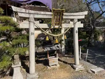 竹生島神社（都久夫須麻神社）の{uncategorized: "未分類", other: "その他", undefined: "問題あり", building: "その他建物", grave: "お墓", sacred_gate: "鳥居", guardian: "狛犬", statue: "像", buddha: "仏像", history: "歴史", nature: "自然", garden: "庭園", animal: "動物", pagoda: "塔", temizu: "手水舎", mountain_gate: "山門・神門", sanctuary: "本殿・本堂", subordinate: "末社・摂社", art: "芸術", scenery: "景色", jizo: "地蔵", ema: "絵馬", goshuin: "御朱印", omikuji: "おみくじ", items: "授与品その他", amulet: "お守り", goshuincho: "御朱印帳", eats: "食事", festival: "お祭り", votive_dance: "神楽", shichigosan: "七五三参", wedding: "結婚式", experience: "体験その他", initially: "初詣", around: "周辺", anti_infection: "感染症対策"}