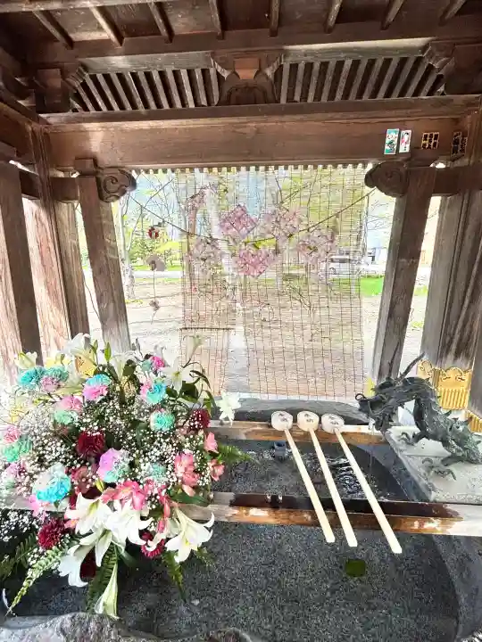 彌彦神社 (伊夜日子神社)の{uncategorized: "未分類", other: "その他", undefined: "問題あり", building: "その他建物", grave: "お墓", sacred_gate: "鳥居", guardian: "狛犬", statue: "像", buddha: "仏像", history: "歴史", nature: "自然", garden: "庭園", animal: "動物", pagoda: "塔", temizu: "手水舎", mountain_gate: "山門・神門", sanctuary: "本殿・本堂", subordinate: "末社・摂社", art: "芸術", scenery: "景色", jizo: "地蔵", ema: "絵馬", goshuin: "御朱印", omikuji: "おみくじ", items: "授与品その他", amulet: "お守り", goshuincho: "御朱印帳", eats: "食事", festival: "お祭り", votive_dance: "神楽", shichigosan: "七五三参", wedding: "結婚式", experience: "体験その他", initially: "初詣", around: "周辺", anti_infection: "感染症対策"}
