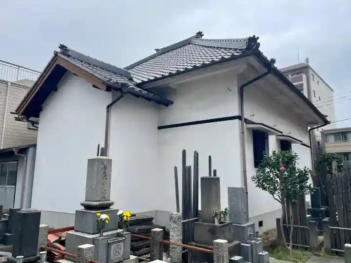本光寺の{uncategorized: "未分類", other: "その他", undefined: "問題あり", building: "その他建物", grave: "お墓", sacred_gate: "鳥居", guardian: "狛犬", statue: "像", buddha: "仏像", history: "歴史", nature: "自然", garden: "庭園", animal: "動物", pagoda: "塔", temizu: "手水舎", mountain_gate: "山門・神門", sanctuary: "本殿・本堂", subordinate: "末社・摂社", art: "芸術", scenery: "景色", jizo: "地蔵", ema: "絵馬", goshuin: "御朱印", omikuji: "おみくじ", items: "授与品その他", amulet: "お守り", goshuincho: "御朱印帳", eats: "食事", festival: "お祭り", votive_dance: "神楽", shichigosan: "七五三参", wedding: "結婚式", experience: "体験その他", initially: "初詣", around: "周辺", anti_infection: "感染症対策"}