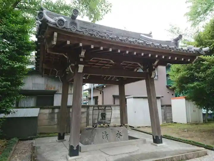 神明社の手水舎