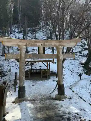 三峯神社奥宮の{uncategorized: "未分類", other: "その他", undefined: "問題あり", building: "その他建物", grave: "お墓", sacred_gate: "鳥居", guardian: "狛犬", statue: "像", buddha: "仏像", history: "歴史", nature: "自然", garden: "庭園", animal: "動物", pagoda: "塔", temizu: "手水舎", mountain_gate: "山門・神門", sanctuary: "本殿・本堂", subordinate: "末社・摂社", art: "芸術", scenery: "景色", jizo: "地蔵", ema: "絵馬", goshuin: "御朱印", omikuji: "おみくじ", items: "授与品その他", amulet: "お守り", goshuincho: "御朱印帳", eats: "食事", festival: "お祭り", votive_dance: "神楽", shichigosan: "七五三参", wedding: "結婚式", experience: "体験その他", initially: "初詣", around: "周辺", anti_infection: "感染症対策"}