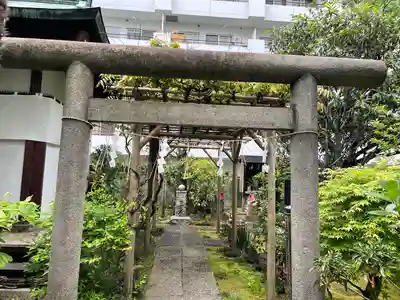 於岩稲荷田宮神社の鳥居