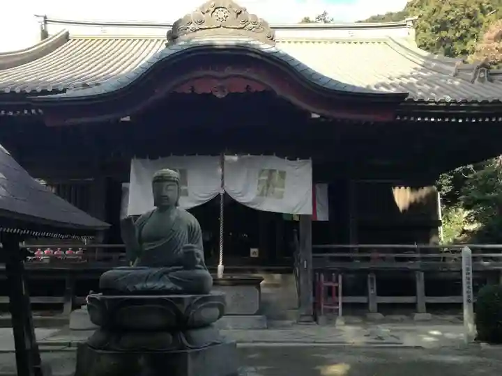 椎尾山薬王院の本殿・本堂