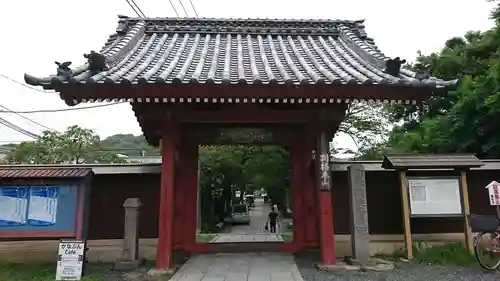 稱名寺の山門