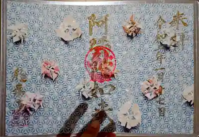 光に透かすと先ほどとはまた違う印象になります。