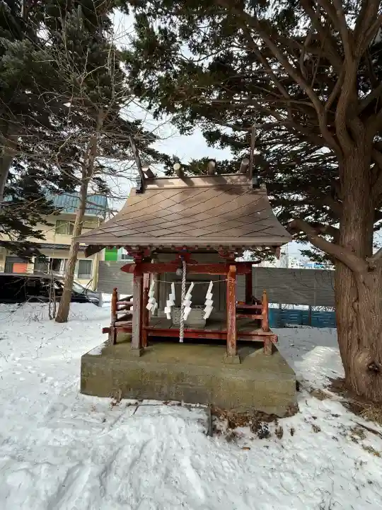 厳島神社の{uncategorized: "未分類", other: "その他", undefined: "問題あり", building: "その他建物", grave: "お墓", sacred_gate: "鳥居", guardian: "狛犬", statue: "像", buddha: "仏像", history: "歴史", nature: "自然", garden: "庭園", animal: "動物", pagoda: "塔", temizu: "手水舎", mountain_gate: "山門・神門", sanctuary: "本殿・本堂", subordinate: "末社・摂社", art: "芸術", scenery: "景色", jizo: "地蔵", ema: "絵馬", goshuin: "御朱印", omikuji: "おみくじ", items: "授与品その他", amulet: "お守り", goshuincho: "御朱印帳", eats: "食事", festival: "お祭り", votive_dance: "神楽", shichigosan: "七五三参", wedding: "結婚式", experience: "体験その他", initially: "初詣", around: "周辺", anti_infection: "感染症対策"}