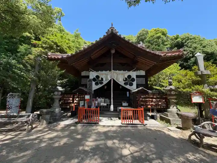 御袖天満宮の{uncategorized: "未分類", other: "その他", undefined: "問題あり", building: "その他建物", grave: "お墓", sacred_gate: "鳥居", guardian: "狛犬", statue: "像", buddha: "仏像", history: "歴史", nature: "自然", garden: "庭園", animal: "動物", pagoda: "塔", temizu: "手水舎", mountain_gate: "山門・神門", sanctuary: "本殿・本堂", subordinate: "末社・摂社", art: "芸術", scenery: "景色", jizo: "地蔵", ema: "絵馬", goshuin: "御朱印", omikuji: "おみくじ", items: "授与品その他", amulet: "お守り", goshuincho: "御朱印帳", eats: "食事", festival: "お祭り", votive_dance: "神楽", shichigosan: "七五三参", wedding: "結婚式", experience: "体験その他", initially: "初詣", around: "周辺", anti_infection: "感染症対策"}