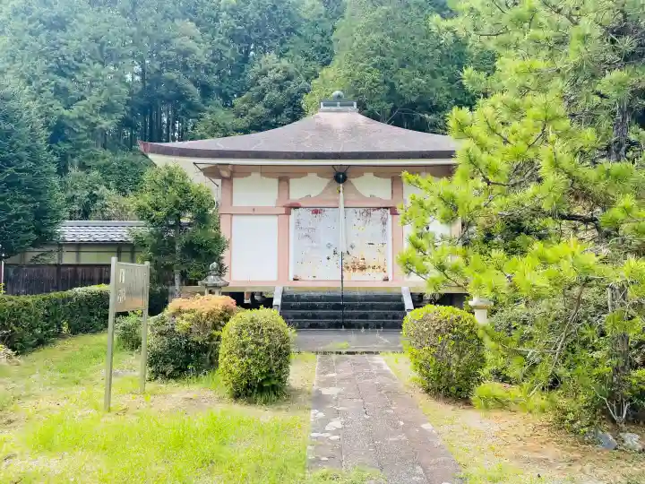 伊勢廻寺の{uncategorized: "未分類", other: "その他", undefined: "問題あり", building: "その他建物", grave: "お墓", sacred_gate: "鳥居", guardian: "狛犬", statue: "像", buddha: "仏像", history: "歴史", nature: "自然", garden: "庭園", animal: "動物", pagoda: "塔", temizu: "手水舎", mountain_gate: "山門・神門", sanctuary: "本殿・本堂", subordinate: "末社・摂社", art: "芸術", scenery: "景色", jizo: "地蔵", ema: "絵馬", goshuin: "御朱印", omikuji: "おみくじ", items: "授与品その他", amulet: "お守り", goshuincho: "御朱印帳", eats: "食事", festival: "お祭り", votive_dance: "神楽", shichigosan: "七五三参", wedding: "結婚式", experience: "体験その他", initially: "初詣", around: "周辺", anti_infection: "感染症対策"}