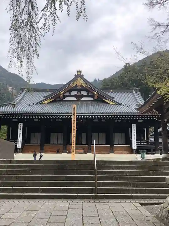 久遠寺の本殿・本堂