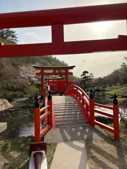 高山稲荷神社の{uncategorized: "未分類", other: "その他", undefined: "問題あり", building: "その他建物", grave: "お墓", sacred_gate: "鳥居", guardian: "狛犬", statue: "像", buddha: "仏像", history: "歴史", nature: "自然", garden: "庭園", animal: "動物", pagoda: "塔", temizu: "手水舎", mountain_gate: "山門・神門", sanctuary: "本殿・本堂", subordinate: "末社・摂社", art: "芸術", scenery: "景色", jizo: "地蔵", ema: "絵馬", goshuin: "御朱印", omikuji: "おみくじ", items: "授与品その他", amulet: "お守り", goshuincho: "御朱印帳", eats: "食事", festival: "お祭り", votive_dance: "神楽", shichigosan: "七五三参", wedding: "結婚式", experience: "体験その他", initially: "初詣", around: "周辺", anti_infection: "感染症対策"}