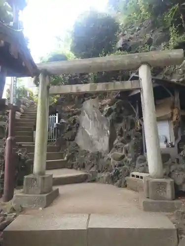 品川神社の{uncategorized: "未分類", other: "その他", undefined: "問題あり", building: "その他建物", grave: "お墓", sacred_gate: "鳥居", guardian: "狛犬", statue: "像", buddha: "仏像", history: "歴史", nature: "自然", garden: "庭園", animal: "動物", pagoda: "塔", temizu: "手水舎", mountain_gate: "山門・神門", sanctuary: "本殿・本堂", subordinate: "末社・摂社", art: "芸術", scenery: "景色", jizo: "地蔵", ema: "絵馬", goshuin: "御朱印", omikuji: "おみくじ", items: "授与品その他", amulet: "お守り", goshuincho: "御朱印帳", eats: "食事", festival: "お祭り", votive_dance: "神楽", shichigosan: "七五三参", wedding: "結婚式", experience: "体験その他", initially: "初詣", around: "周辺", anti_infection: "感染症対策"}