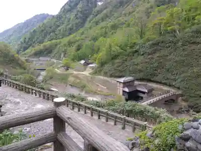 雄山神社中宮祈願殿の{uncategorized: "未分類", other: "その他", undefined: "問題あり", building: "その他建物", grave: "お墓", sacred_gate: "鳥居", guardian: "狛犬", statue: "像", buddha: "仏像", history: "歴史", nature: "自然", garden: "庭園", animal: "動物", pagoda: "塔", temizu: "手水舎", mountain_gate: "山門・神門", sanctuary: "本殿・本堂", subordinate: "末社・摂社", art: "芸術", scenery: "景色", jizo: "地蔵", ema: "絵馬", goshuin: "御朱印", omikuji: "おみくじ", items: "授与品その他", amulet: "お守り", goshuincho: "御朱印帳", eats: "食事", festival: "お祭り", votive_dance: "神楽", shichigosan: "七五三参", wedding: "結婚式", experience: "体験その他", initially: "初詣", around: "周辺", anti_infection: "感染症対策"}