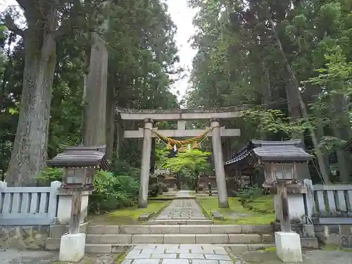 雄山神社中宮祈願殿の鳥居