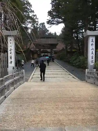 高野山金剛峯寺の山門