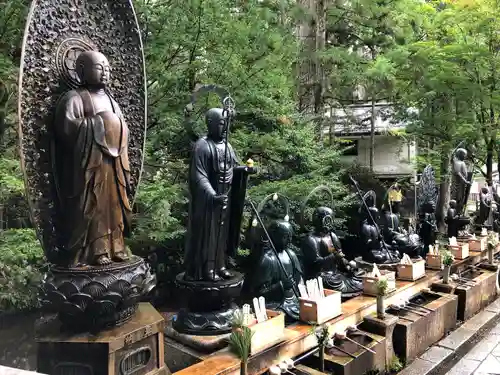 高野山金剛峯寺奥の院の仏像