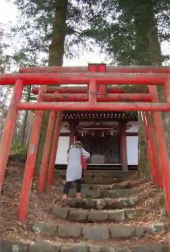 稲荷社（忍野八海　出口池）の鳥居