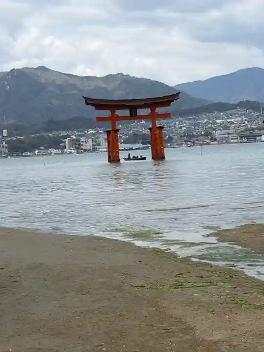 厳島神社の{uncategorized: "未分類", other: "その他", undefined: "問題あり", building: "その他建物", grave: "お墓", sacred_gate: "鳥居", guardian: "狛犬", statue: "像", buddha: "仏像", history: "歴史", nature: "自然", garden: "庭園", animal: "動物", pagoda: "塔", temizu: "手水舎", mountain_gate: "山門・神門", sanctuary: "本殿・本堂", subordinate: "末社・摂社", art: "芸術", scenery: "景色", jizo: "地蔵", ema: "絵馬", goshuin: "御朱印", omikuji: "おみくじ", items: "授与品その他", amulet: "お守り", goshuincho: "御朱印帳", eats: "食事", festival: "お祭り", votive_dance: "神楽", shichigosan: "七五三参", wedding: "結婚式", experience: "体験その他", initially: "初詣", around: "周辺", anti_infection: "感染症対策"}