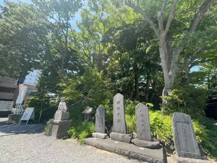 白旗神社の{uncategorized: "未分類", other: "その他", undefined: "問題あり", building: "その他建物", grave: "お墓", sacred_gate: "鳥居", guardian: "狛犬", statue: "像", buddha: "仏像", history: "歴史", nature: "自然", garden: "庭園", animal: "動物", pagoda: "塔", temizu: "手水舎", mountain_gate: "山門・神門", sanctuary: "本殿・本堂", subordinate: "末社・摂社", art: "芸術", scenery: "景色", jizo: "地蔵", ema: "絵馬", goshuin: "御朱印", omikuji: "おみくじ", items: "授与品その他", amulet: "お守り", goshuincho: "御朱印帳", eats: "食事", festival: "お祭り", votive_dance: "神楽", shichigosan: "七五三参", wedding: "結婚式", experience: "体験その他", initially: "初詣", around: "周辺", anti_infection: "感染症対策"}