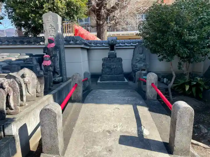 浄運寺の{uncategorized: "未分類", other: "その他", undefined: "問題あり", building: "その他建物", grave: "お墓", sacred_gate: "鳥居", guardian: "狛犬", statue: "像", buddha: "仏像", history: "歴史", nature: "自然", garden: "庭園", animal: "動物", pagoda: "塔", temizu: "手水舎", mountain_gate: "山門・神門", sanctuary: "本殿・本堂", subordinate: "末社・摂社", art: "芸術", scenery: "景色", jizo: "地蔵", ema: "絵馬", goshuin: "御朱印", omikuji: "おみくじ", items: "授与品その他", amulet: "お守り", goshuincho: "御朱印帳", eats: "食事", festival: "お祭り", votive_dance: "神楽", shichigosan: "七五三参", wedding: "結婚式", experience: "体験その他", initially: "初詣", around: "周辺", anti_infection: "感染症対策"}