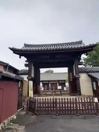 新薬師寺の山門・神門