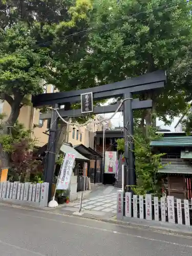 菊名神社の{uncategorized: "未分類", other: "その他", undefined: "問題あり", building: "その他建物", grave: "お墓", sacred_gate: "鳥居", guardian: "狛犬", statue: "像", buddha: "仏像", history: "歴史", nature: "自然", garden: "庭園", animal: "動物", pagoda: "塔", temizu: "手水舎", mountain_gate: "山門・神門", sanctuary: "本殿・本堂", subordinate: "末社・摂社", art: "芸術", scenery: "景色", jizo: "地蔵", ema: "絵馬", goshuin: "御朱印", omikuji: "おみくじ", items: "授与品その他", amulet: "お守り", goshuincho: "御朱印帳", eats: "食事", festival: "お祭り", votive_dance: "神楽", shichigosan: "七五三参", wedding: "結婚式", experience: "体験その他", initially: "初詣", around: "周辺", anti_infection: "感染症対策"}