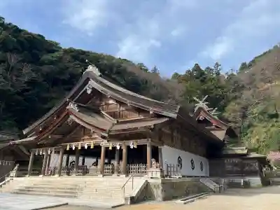 美保神社の{uncategorized: "未分類", other: "その他", undefined: "問題あり", building: "その他建物", grave: "お墓", sacred_gate: "鳥居", guardian: "狛犬", statue: "像", buddha: "仏像", history: "歴史", nature: "自然", garden: "庭園", animal: "動物", pagoda: "塔", temizu: "手水舎", mountain_gate: "山門・神門", sanctuary: "本殿・本堂", subordinate: "末社・摂社", art: "芸術", scenery: "景色", jizo: "地蔵", ema: "絵馬", goshuin: "御朱印", omikuji: "おみくじ", items: "授与品その他", amulet: "お守り", goshuincho: "御朱印帳", eats: "食事", festival: "お祭り", votive_dance: "神楽", shichigosan: "七五三参", wedding: "結婚式", experience: "体験その他", initially: "初詣", around: "周辺", anti_infection: "感染症対策"}