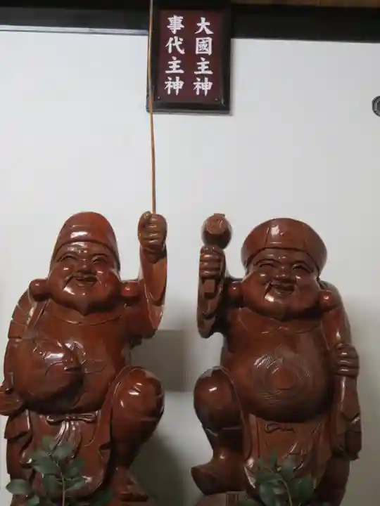 新屋山神社の像