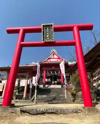 差出磯大嶽山神社 仕事と健康と厄よけの神さまの鳥居