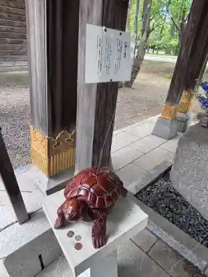 彌彦神社　(伊夜日子神社)の{uncategorized: "未分類", other: "その他", undefined: "問題あり", building: "その他建物", grave: "お墓", sacred_gate: "鳥居", guardian: "狛犬", statue: "像", buddha: "仏像", history: "歴史", nature: "自然", garden: "庭園", animal: "動物", pagoda: "塔", temizu: "手水舎", mountain_gate: "山門・神門", sanctuary: "本殿・本堂", subordinate: "末社・摂社", art: "芸術", scenery: "景色", jizo: "地蔵", ema: "絵馬", goshuin: "御朱印", omikuji: "おみくじ", items: "授与品その他", amulet: "お守り", goshuincho: "御朱印帳", eats: "食事", festival: "お祭り", votive_dance: "神楽", shichigosan: "七五三参", wedding: "結婚式", experience: "体験その他", initially: "初詣", around: "周辺", anti_infection: "感染症対策"}