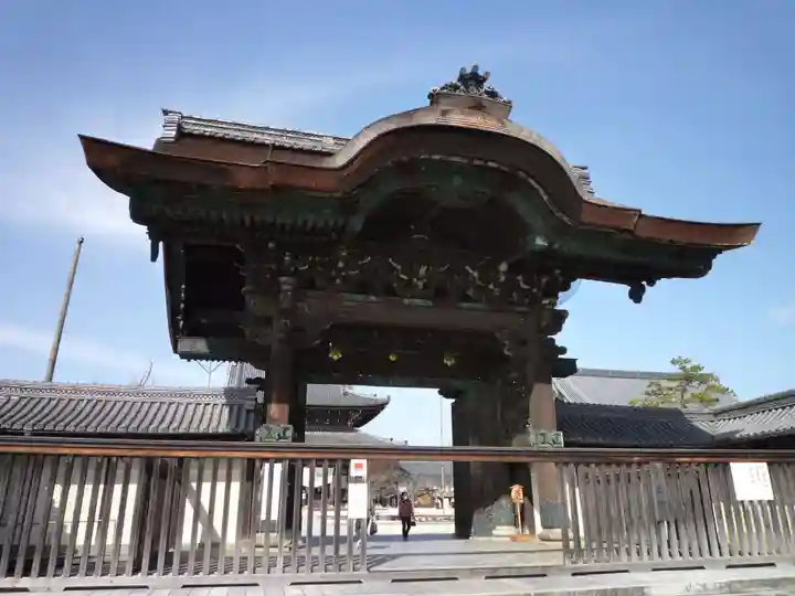 本山専修寺の山門・神門