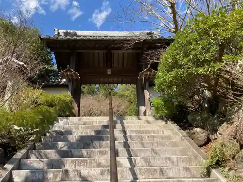 覚園寺の山門