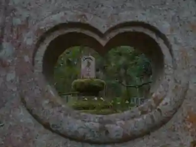 高野山金剛峯寺奥の院の{uncategorized: "未分類", other: "その他", undefined: "問題あり", building: "その他建物", grave: "お墓", sacred_gate: "鳥居", guardian: "狛犬", statue: "像", buddha: "仏像", history: "歴史", nature: "自然", garden: "庭園", animal: "動物", pagoda: "塔", temizu: "手水舎", mountain_gate: "山門・神門", sanctuary: "本殿・本堂", subordinate: "末社・摂社", art: "芸術", scenery: "景色", jizo: "地蔵", ema: "絵馬", goshuin: "御朱印", omikuji: "おみくじ", items: "授与品その他", amulet: "お守り", goshuincho: "御朱印帳", eats: "食事", festival: "お祭り", votive_dance: "神楽", shichigosan: "七五三参", wedding: "結婚式", experience: "体験その他", initially: "初詣", around: "周辺", anti_infection: "感染症対策"}