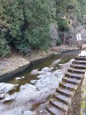 丹生川上神社（下社）の{uncategorized: "未分類", other: "その他", undefined: "問題あり", building: "その他建物", grave: "お墓", sacred_gate: "鳥居", guardian: "狛犬", statue: "像", buddha: "仏像", history: "歴史", nature: "自然", garden: "庭園", animal: "動物", pagoda: "塔", temizu: "手水舎", mountain_gate: "山門・神門", sanctuary: "本殿・本堂", subordinate: "末社・摂社", art: "芸術", scenery: "景色", jizo: "地蔵", ema: "絵馬", goshuin: "御朱印", omikuji: "おみくじ", items: "授与品その他", amulet: "お守り", goshuincho: "御朱印帳", eats: "食事", festival: "お祭り", votive_dance: "神楽", shichigosan: "七五三参", wedding: "結婚式", experience: "体験その他", initially: "初詣", around: "周辺", anti_infection: "感染症対策"}