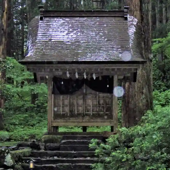 雄山神社中宮祈願殿の本殿